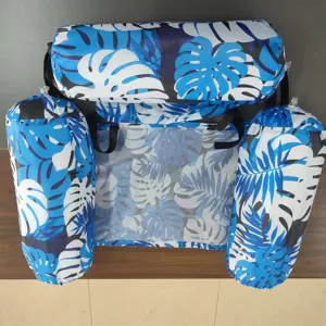 Close-up detail van de blauwe tropische blad opblaasbare zwembad float met comfortabel net.