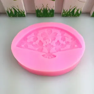 Nahaufnahme der pinken Silikonfächerform mit floralem Reliefdesign zum Backen und Basteln.