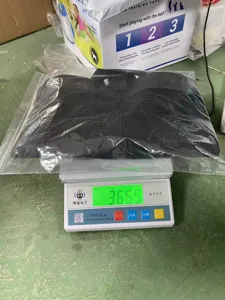 Détail de sangle de pesage pour animaux, matériau en maille noire pour test de balance.