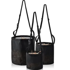Vue détaillée d'un ensemble de sacs à foin suspendus en filet noir avec sangles réglables.