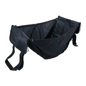 Zwarte grote opvouwbare auto stoel rugleuning hangende opbergtas detail weergave.