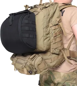 Taktische Helmbeutel Detailansicht mit MOLLE System und strapazierfähigem Nylon für Outdoor.