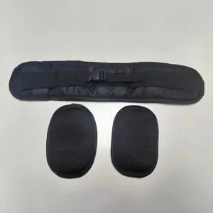 Dettaglio della cintura per sollevamento anche con fascia di peso nera e cuscinetti in rete fitness.