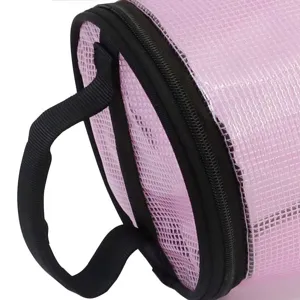 Bolsa de almacenamiento de malla rosa cilíndrica con asa negra y cremallera para regalos.