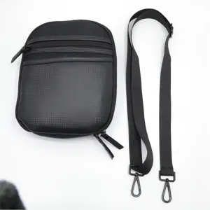 Sac bandoulière tactique pour homme en PU extérieur, sacoche croisée avec rangement multifonction.