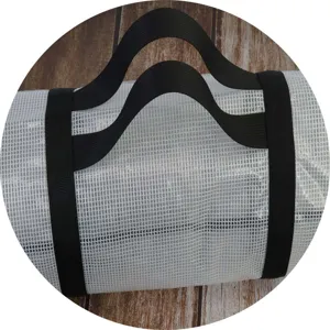 Bolsa de almacenamiento cilíndrica de malla transparente con correas negras para uso diario.