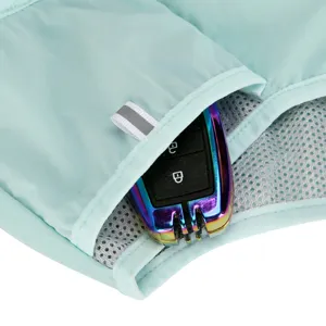 Nahaufnahme der Netztasche eines Outdoor-Fahrradrucksacks, wasserdichtes Gewebe mit Reflexschlaufe.