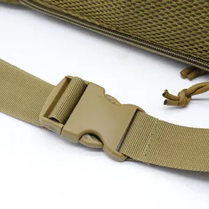 Nahaufnahme Detail des taktischen Taillentaschenriemens, Nylon-Gewebe und Schnellverschluss.