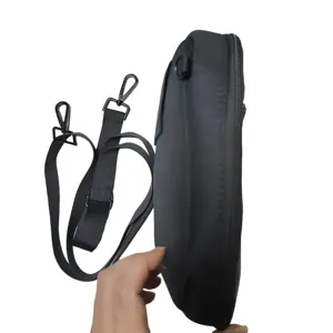 Vue détaillée du sac bandoulière tactique noir montrant l'épaisseur et la sangle.