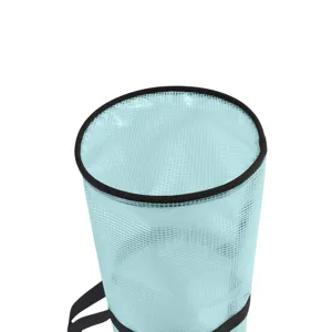 Primer plano de los detalles de la bolsa de almacenamiento cilíndrica azul claro con borde negro.