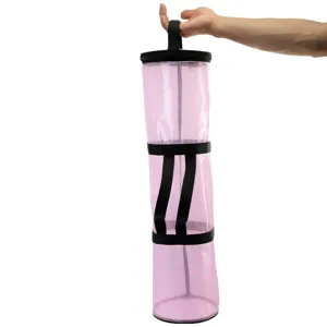 Vista detallada de la bolsa de almacenamiento cilíndrica de malla rosa con asa práctica.