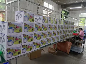 Vista detallada que muestra cajas de embalaje de lanzador de pelotas para mascotas en fábrica.