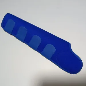 Vista dettagliata del copricoda per cavallo blu con cinturini in velcro regolabili.