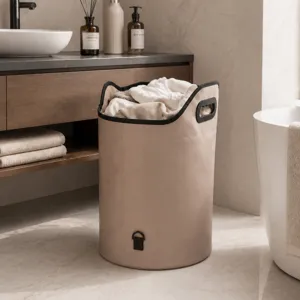 Dettaglio secchio per pediluvio pieghevole portatile con tessuto in PVC beige e valvola di scarico.