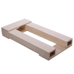 Vista detallada del soporte de cría de madera maciza con textura natural y estructura resistente.