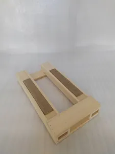 Vista detallada del soporte de apareamiento para gatos de madera con cuerda de sisal.