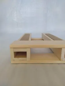 Detalle del marco de cría para gatos de madera maciza con estructura firme y sisal.