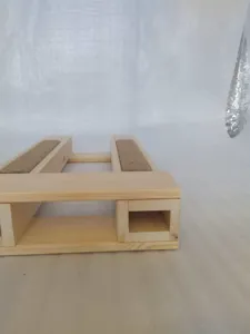 Vista detallada del rascador para gatos de madera maciza, alfombrilla de sisal para mascotas.