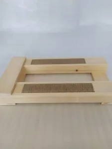 Vista detallada del soporte de apareamiento para gatos de madera maciza con sisal.