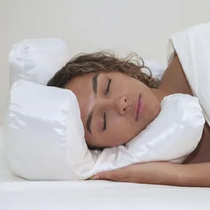 Dettaglio del cuscino di bellezza antirughe ergonomico che supporta il viso delicatamente.