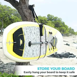 Vista dettagliata della tracolla regolabile per surfboard appesa a un albero all'aperto.