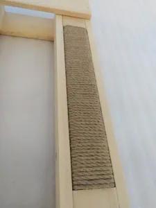 Detalle de rascador para gatos de madera maciza con cuerda de sisal, pieza duradera.
