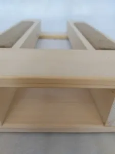 Marco de apareamiento de madera maciza para mascotas y rascador de gatos con sisal detalle