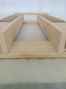 Vista detallada del marco rascador para gatos de madera maciza con superficie de cuerda de sisal.