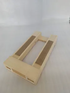 Vista detallada del rascador para gatos de madera maciza con superficie de sisal.