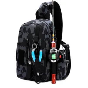 Vista dettagliata della borsa da pesca multifunzionale con porta-canna e patch in velcro.