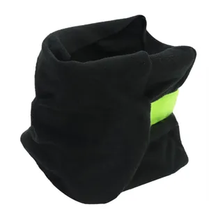 Vista dettagliata scaldacollo in pile nero cuscino da viaggio con striscia verde supporto