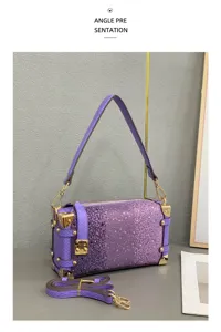 Lila Strass Hartschalen Umhängetasche mit goldenen Ecken und Schultergurt Detail