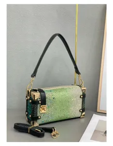 Grüne Strass Box Umhängetasche, luxuriöse Mode Koffer Handtasche mit Metallecken und Riemen.