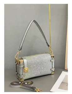 Glitzernde Strass Box Umhaengetasche mit Metall Ecken und Kette fuer Damen elegant chic.