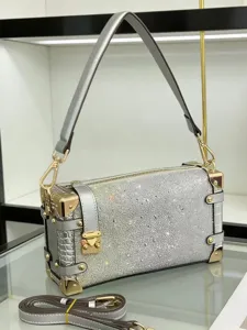 Silberne Strass-Koffer-Umhängetasche für Damen, luxuriöse Box-Handtasche mit Metallecken.