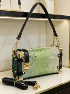 Grüne Strass Box Umhängetasche für Damen, elegante modische Designer Handtasche mit Gurt.