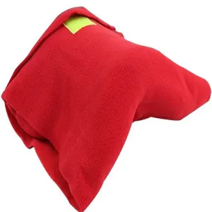 Primo piano dettagliato di un morbido cuscino da viaggio in pile rosso con chiusura in velcro.