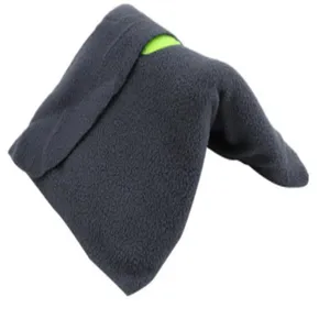Cuscino da viaggio in pile grigio dettaglio morbido supporto a U per riposo in viaggio