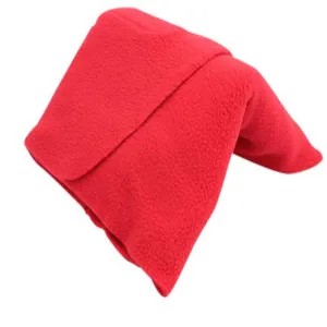 Vista di dettaglio del cuscino da viaggio in pile rosso, supporto morbido e comodo.