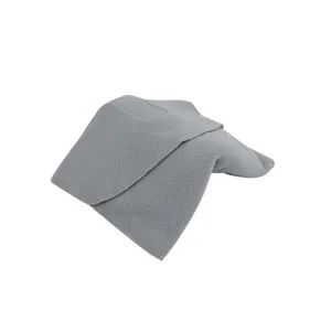 Primo piano del cuscino da viaggio in pile grigio, mostra tessuto morbido e design portatile.
