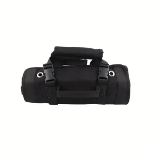 Borsa per attrezzi arrotolabile nera in tessuto oxford resistente con robuste fibbie.