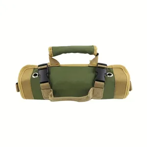 Dettaglio ravvicinato di una borsa porta attrezzi in tessuto Oxford con fibbie resistenti.