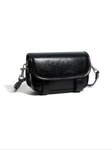 Detailweergave van de zwarte lederen mini crossbody tas met zilveren metalen hardware.