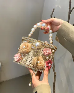Elegante borsa da sera quadrata in metallo a nido d'ape con strass e perle per donne raffinate
