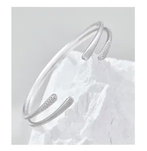 Pulsera de brazalete abierto de doble capa minimalista con circonita, joyeria plateada elegante.
