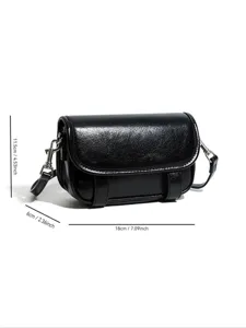 Gedetailleerd overzicht van zwarte mini crossbodytas, compact formaat met metalen hardware.