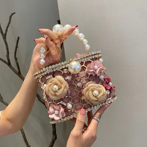 Vista dettagliata della borsa da sera di lusso con strass perle e decori floreali.