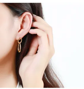 Gouden geometrische dubbele ring oorbellen voor dames, stijlvolle metalen sieraden.
