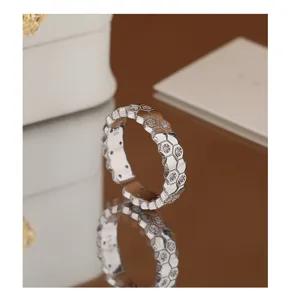 Bague réglable en argent 925 motif alvéole nid d'abeille avec zircons pour femme élégante.