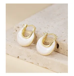 Élégantes boucles d'oreilles nacrées de style français avec créoles dorées pour jolies femmes.